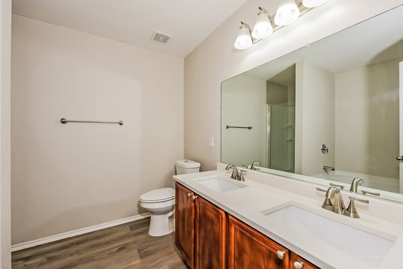 1,790/Mo, 1104 Cottonwood Dr Crowley, TX 76036 Main Bathroom View