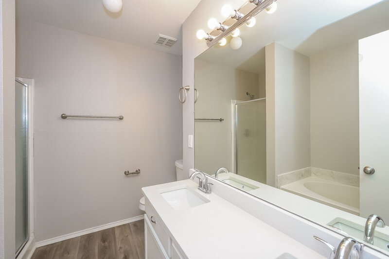 2,370/Mo, 10229 Winkler Dr Fort Worth, TX 76108 Main Bathroom View