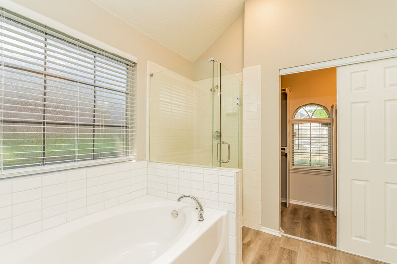 1,995/Mo, 1530 Montreal Lane Glenn Heights, TX 75154 Master Bathroom View 2