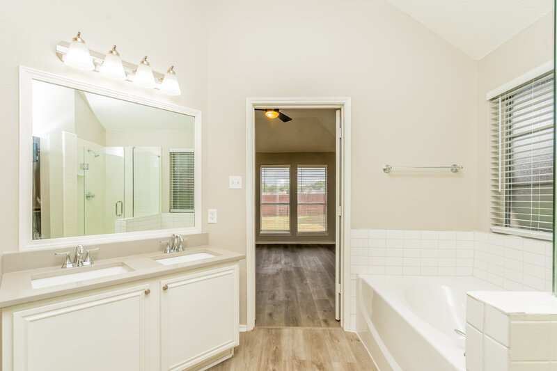 1,995/Mo, 1530 Montreal Lane Glenn Heights, TX 75154 Master Bathroom View 3