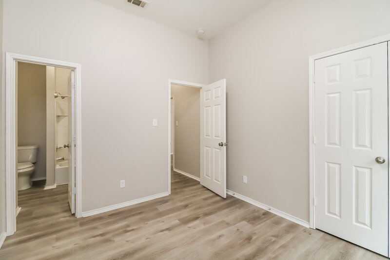2,105/Mo, 11228 Whispering Brook Ln Fort Worth, TX 76140 Bedroom View 2