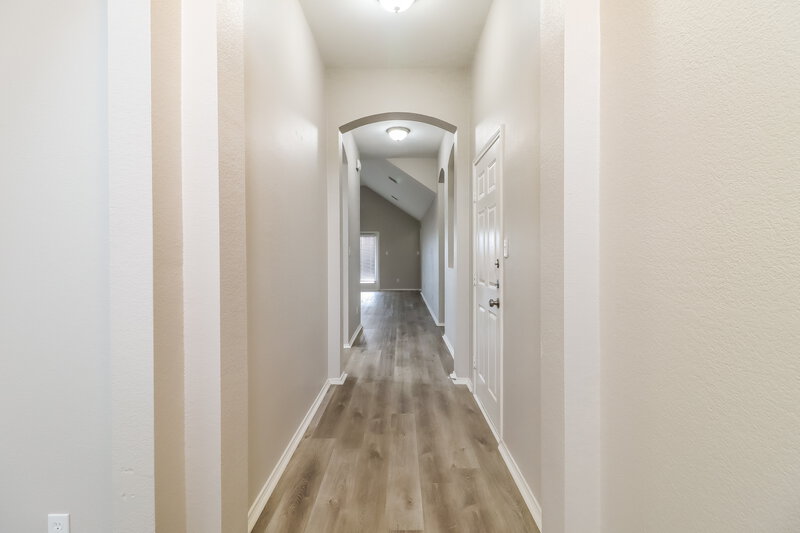 2,105/Mo, 11228 Whispering Brook Ln Fort Worth, TX 76140 Hallway View