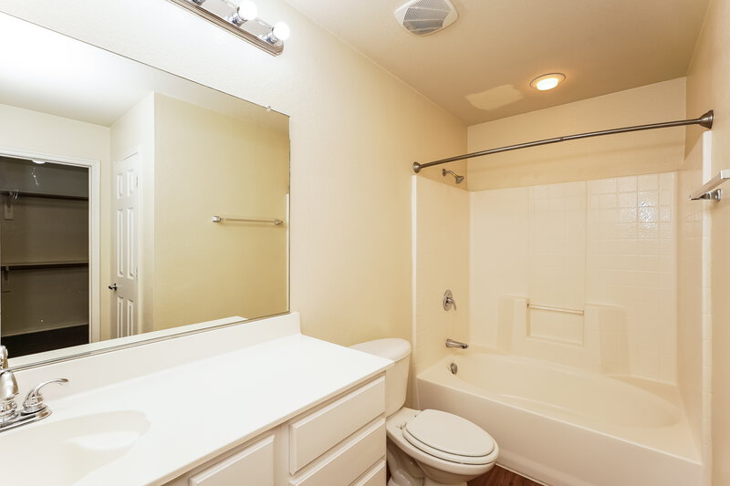 2,110/Mo, 6708 Friendsway Dr Fort Worth, TX 76137 Main Bathroom View