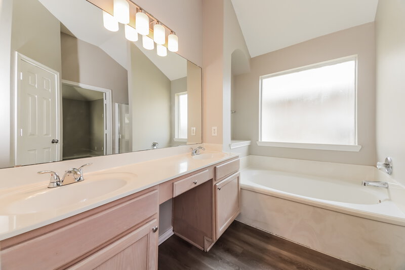 2,065/Mo, 1008 Halifax Ln Forney, TX 75126 Main Bathroom View