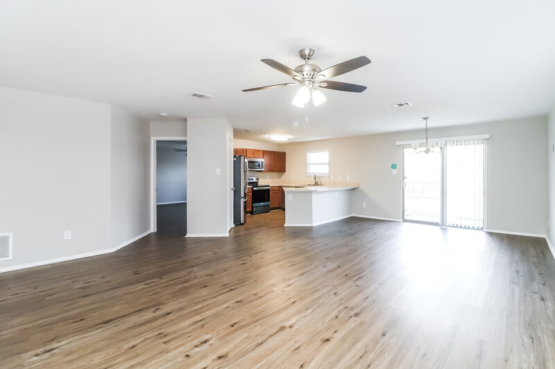 2,205/Mo, 904 Bee Creek Ln Fort Worth, TX 76120 Living Room View