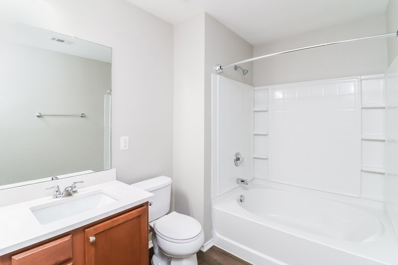 2,205/Mo, 904 Bee Creek Ln Fort Worth, TX 76120 Main Bathroom View