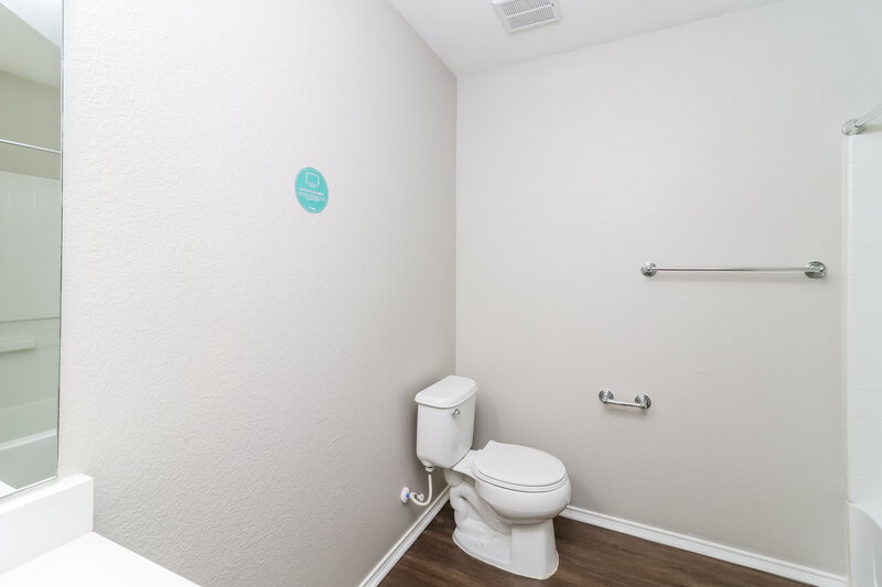 2,205/Mo, 904 Bee Creek Ln Fort Worth, TX 76120 Bathroom View