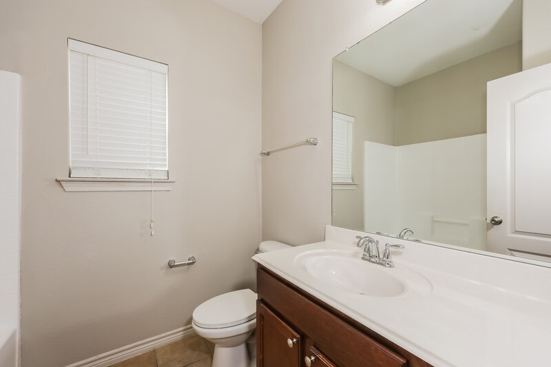 2,630/Mo, 4309 Twinleaf Dr Fort Worth, TX 76036 Bathroom View 2