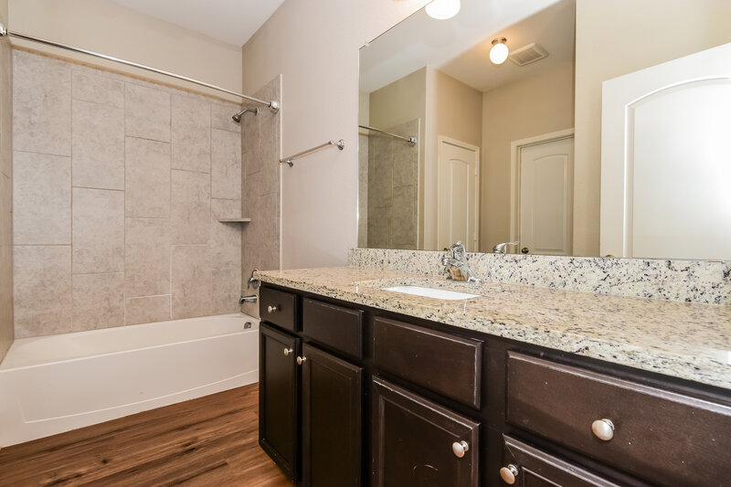 1,710/Mo, 204 Aaron St Anna, TX 75409 Main Bathroom View