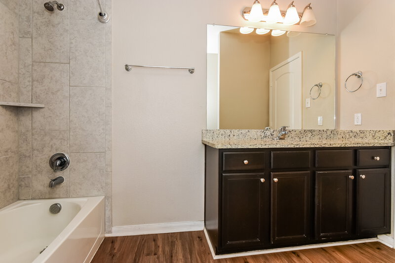 1,710/Mo, 204 Aaron St Anna, TX 75409 Main Bathroom View 2