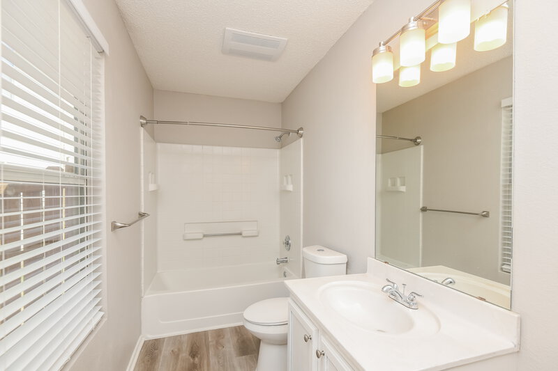 1,980/Mo, 205 Allenwood Dr Fort Worth, TX 76134 Main Bathroom View