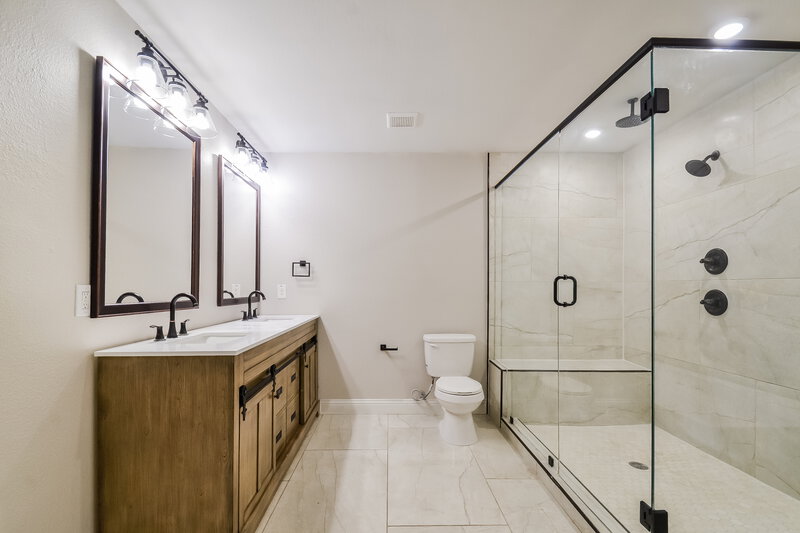 3,590/Mo, 1224 Poplar Ln Lancaster, TX 75146 Main Bathroom View