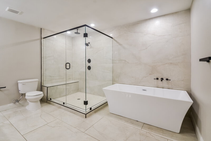 3,590/Mo, 1224 Poplar Ln Lancaster, TX 75146 Main Bathroom View 2