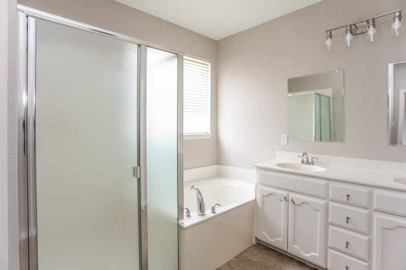 2,285/Mo, 4520 Chesapeake Bay Dr Fort Worth, TX 76123 Main Bathroom View