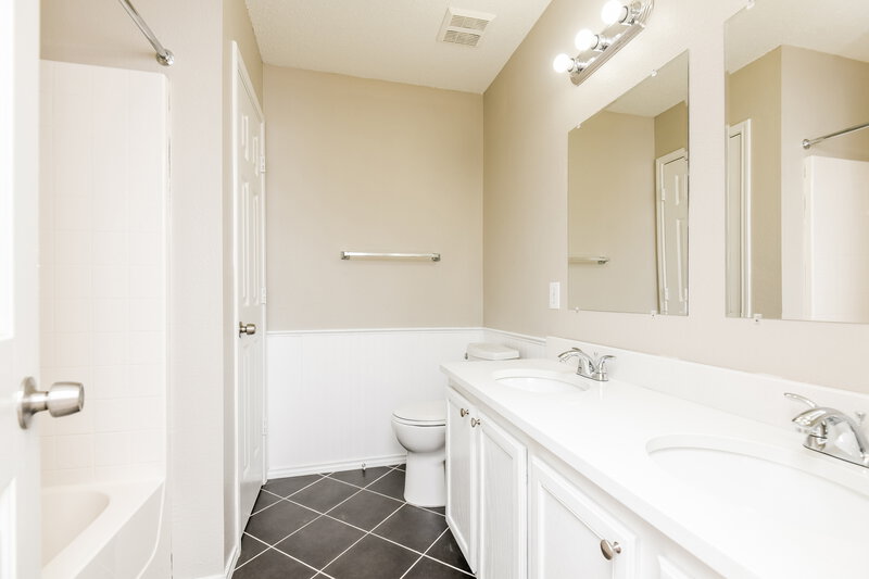 2,960/Mo, 5189 Gold Basin Rd Fort Worth, TX 76179 Bathroom View