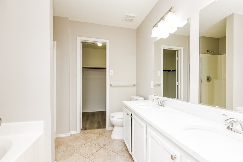 2,960/Mo, 5189 Gold Basin Rd Fort Worth, TX 76179 Bathroom View 2