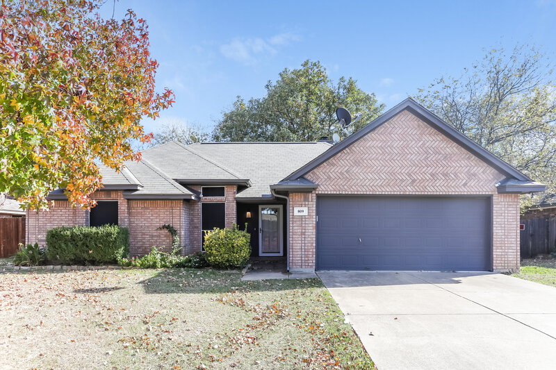 2,275/Mo, 809 Irene St Burleson, TX 76028 External View
