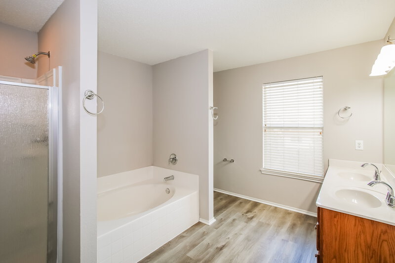 1,855/Mo, 307 Saddlebrook Dr Krum, TX 76249 Main Bathroom View