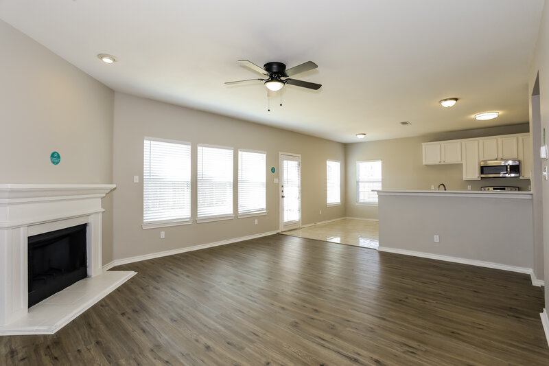 2,425/Mo, 106 Troy Ln Red Oak, TX 75154 Living Room View 2