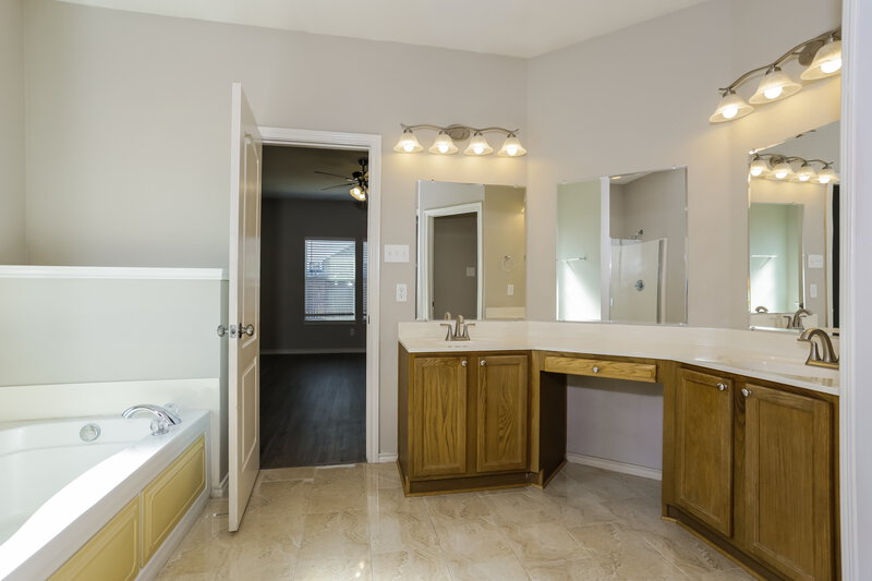 2,425/Mo, 106 Troy Ln Red Oak, TX 75154 Main Bathroom View