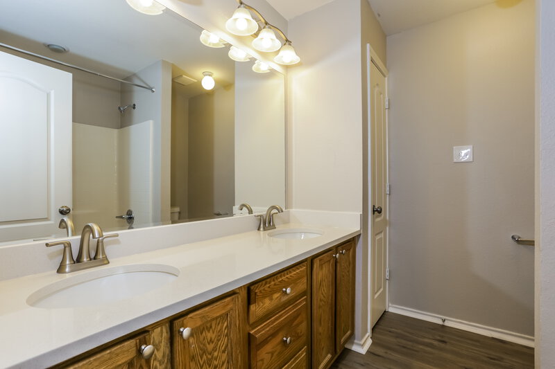 2,425/Mo, 106 Troy Ln Red Oak, TX 75154 Bathroom View