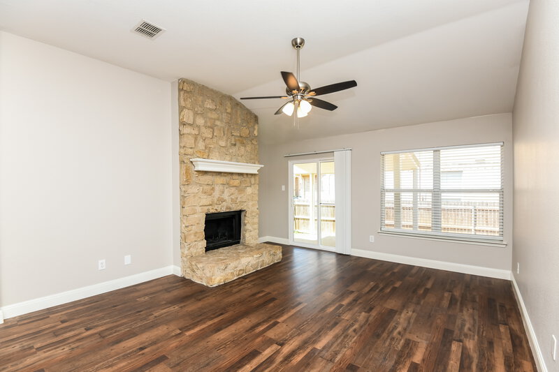 2,670/Mo, 7606 Stanhope Ln Arlington, TX 76001 Living Room View 2