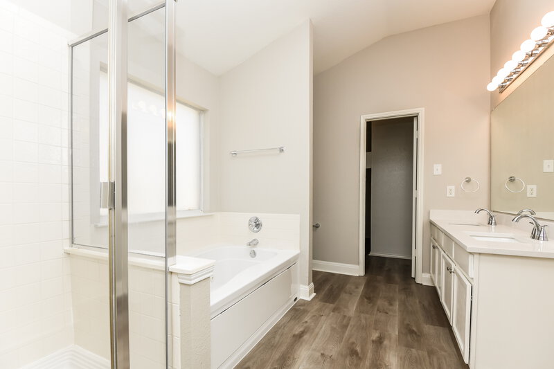 2,670/Mo, 7606 Stanhope Ln Arlington, TX 76001 Main Bathroom View