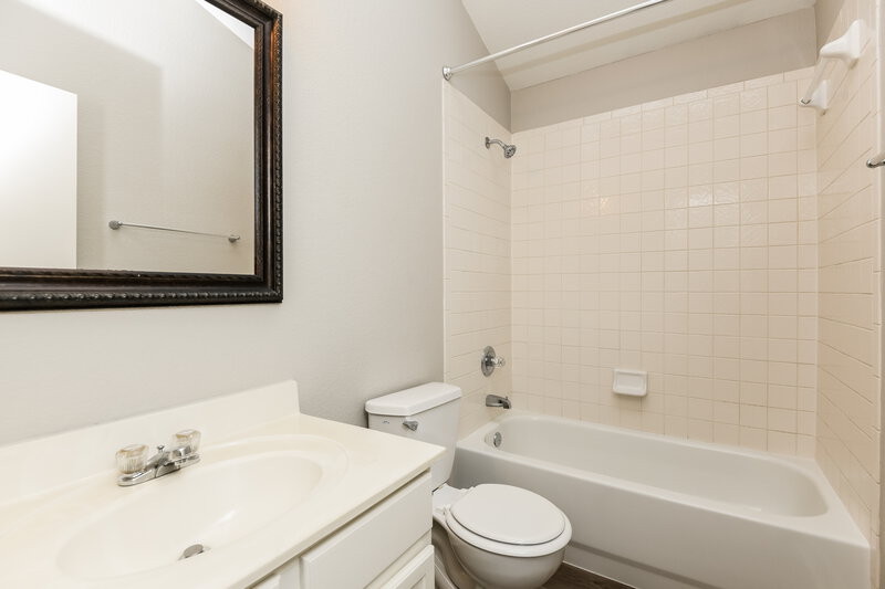 2,670/Mo, 7606 Stanhope Ln Arlington, TX 76001 Bathroom View