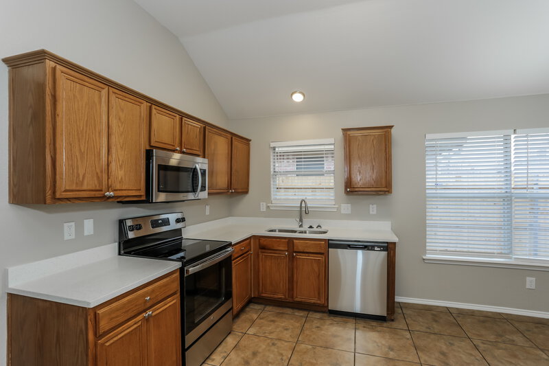 2,495/Mo, 828 Thorton Dr Cedar Hill, TX 75104 Kitchen View 2