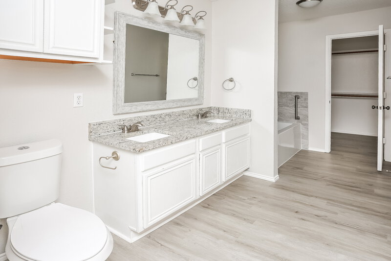 2,420/Mo, 8708 Lake Meadows Ln Hurst, TX 76053 Main Bathroom View