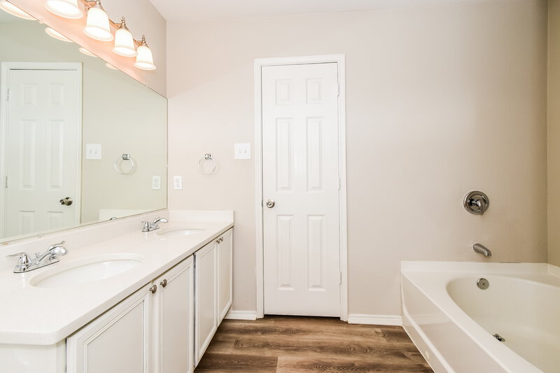2,050/Mo, 1100 Caroline Dr Princeton, TX 75407 Main Bathroom View