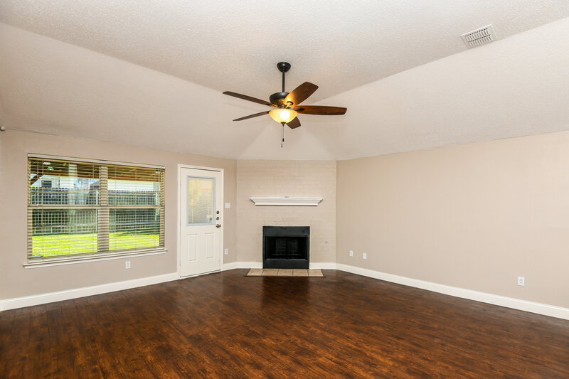 1,940/Mo, 420 Pineview Ln Fort Worth, TX 76140 Living Room View