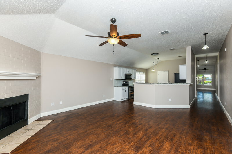 1,940/Mo, 420 Pineview Ln Fort Worth, TX 76140 Living Room View 2
