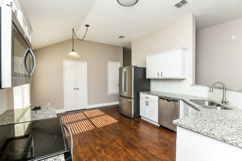 1,940/Mo, 420 Pineview Ln Fort Worth, TX 76140 Kitchen View