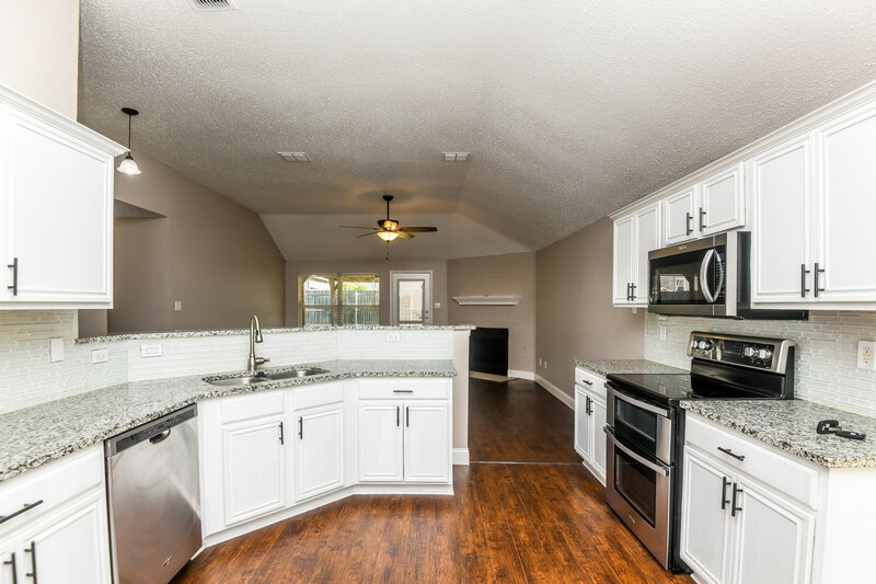 1,940/Mo, 420 Pineview Ln Fort Worth, TX 76140 Kitchen View 2