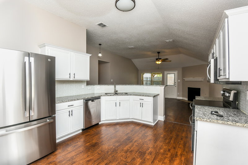 1,940/Mo, 420 Pineview Ln Fort Worth, TX 76140 Kitchen View 3