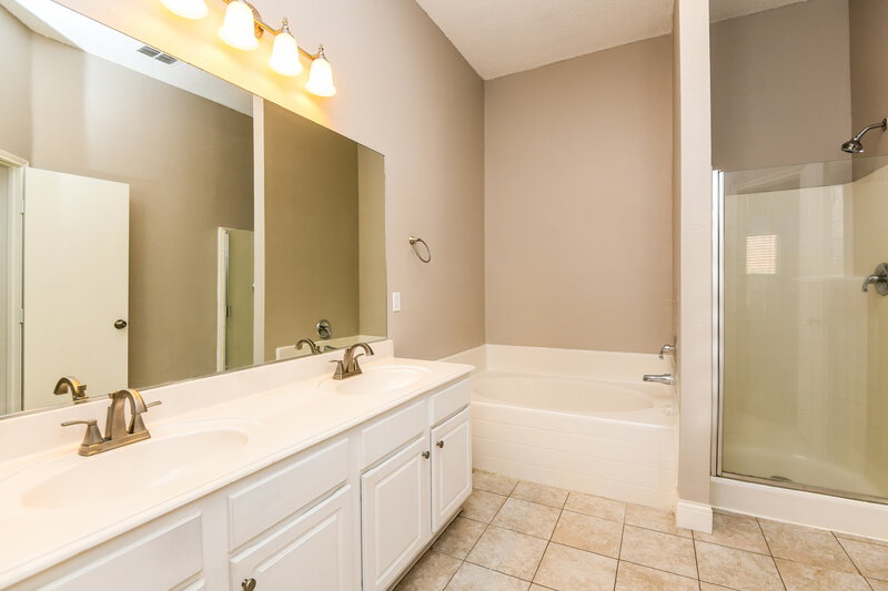 1,940/Mo, 420 Pineview Ln Fort Worth, TX 76140 Main Bathroom View