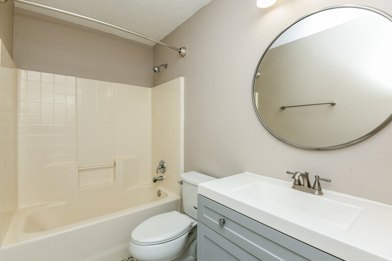 1,940/Mo, 420 Pineview Ln Fort Worth, TX 76140 Bathroom View