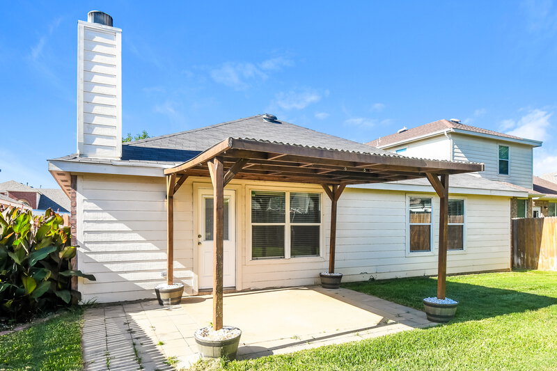 1,940/Mo, 420 Pineview Ln Fort Worth, TX 76140 Rear View