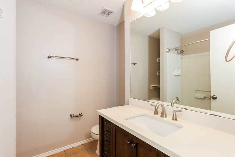 2,275/Mo, 6404 Nicole Way Arlington, TX 76002 Main Bathroom View