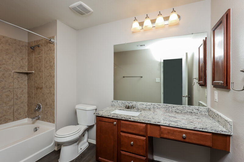 2,510/Mo, 516 Tunnel St Cedar Hill, TX 75104 Main Bathroom View