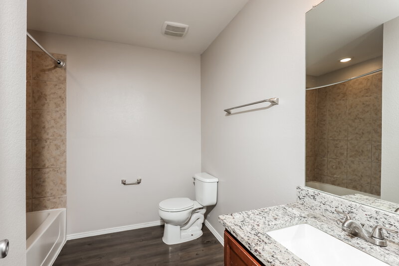 2,510/Mo, 516 Tunnel St Cedar Hill, TX 75104 Bathroom View