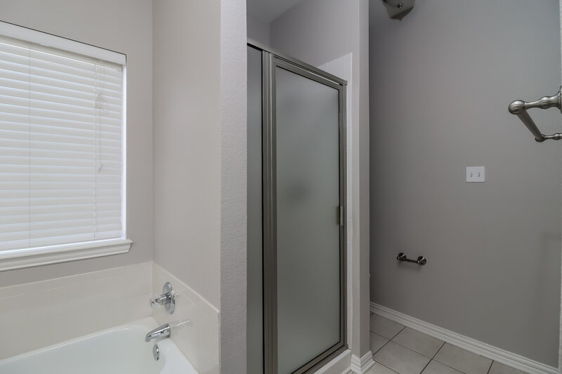 2,750/Mo, 5102 Clarksburg Ct Arlington, TX 76017 Main Bathroom View