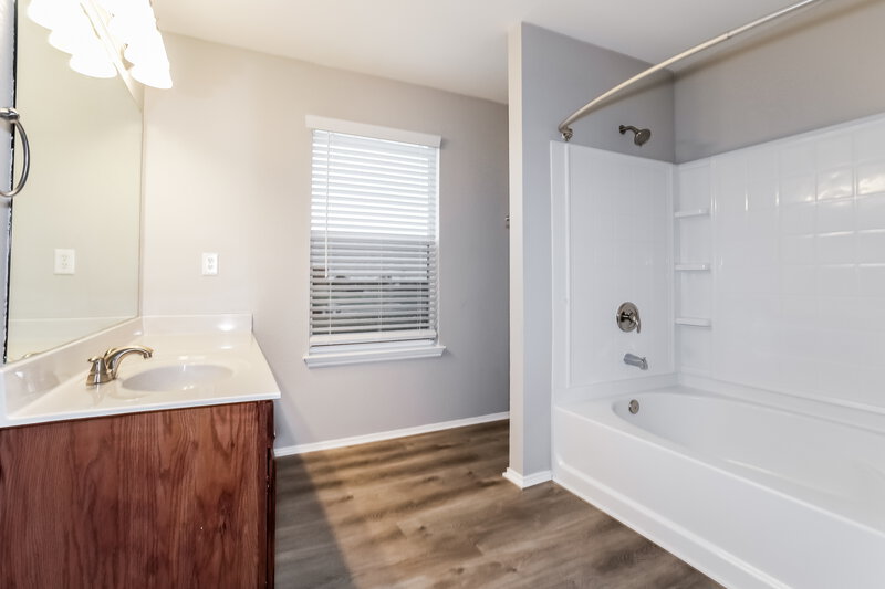 2,025/Mo, 109 Thoroughbred Dr Krum, TX 76249 Main Bathroom View