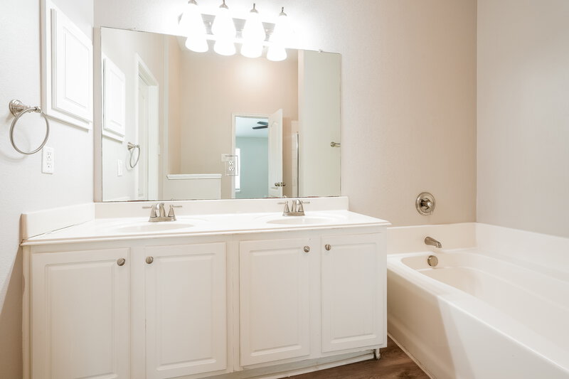 2,005/Mo, 3621 Renzel Blvd Fort Worth, TX 76116 Main Bathroom View