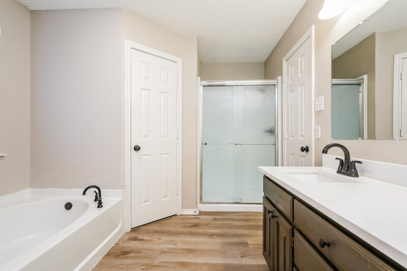 2,015/Mo, 512 Arbor Ln Burleson, TX 76028 Main Bathroom View