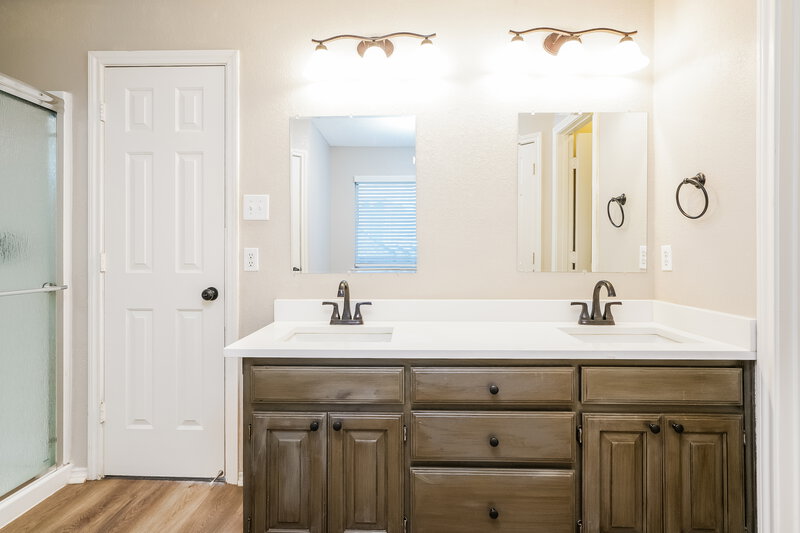 2,015/Mo, 512 Arbor Ln Burleson, TX 76028 Main Bathroom View 2