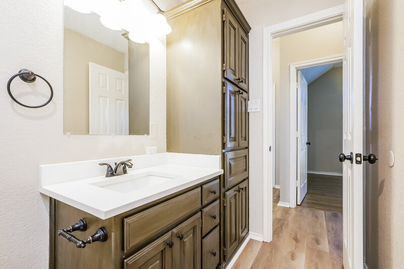 2,015/Mo, 512 Arbor Ln Burleson, TX 76028 Bathroom View