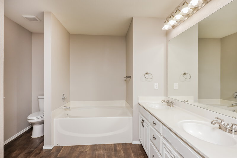 2,165/Mo, 220 McKamy Blvd Denton, TX 76207 Main Bathroom View