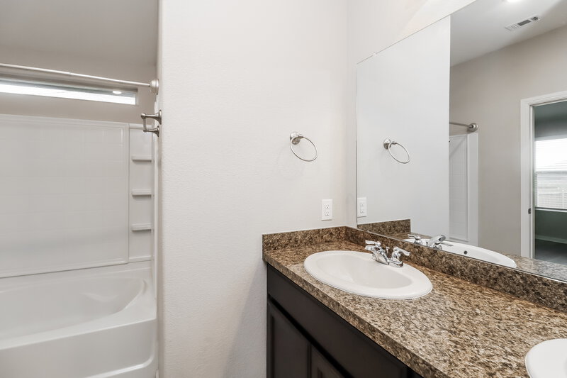 2,360/Mo, 936 Cheryl St Crowley, TX 76036 Main Bathroom View